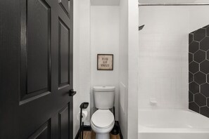 Hårtork, handdukar, tvål och schampo