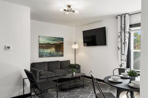 Smart-tv, eldstad, böcker och kontor