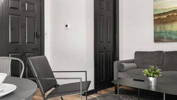 Smart-tv, pejs, bøger, kontorer