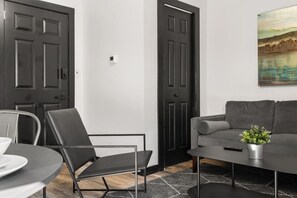 TV connectée, cheminée, livres, espaces bureaux