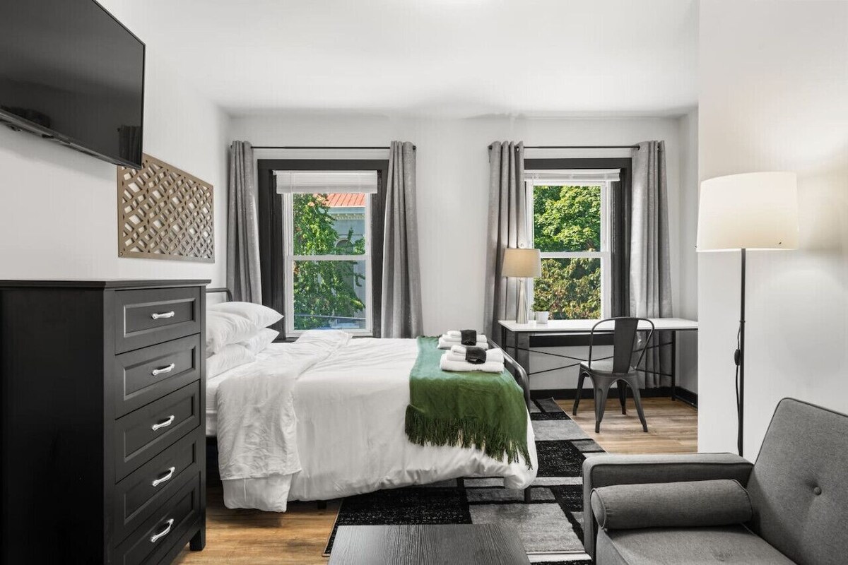 Modern 1BR Retreat near Historic Philadelphia + Free Parking