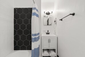 Haartrockner, Handtücher, Seife, Shampoo