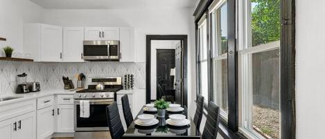 Réfrigérateur, micro-ondes, four, plaque de cuisson