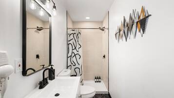 SĂšche-cheveux, serviettes fournies