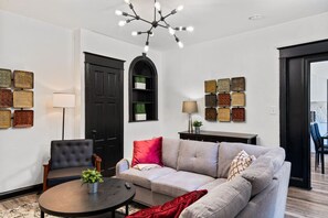 TV connectée, cheminée, espaces bureaux