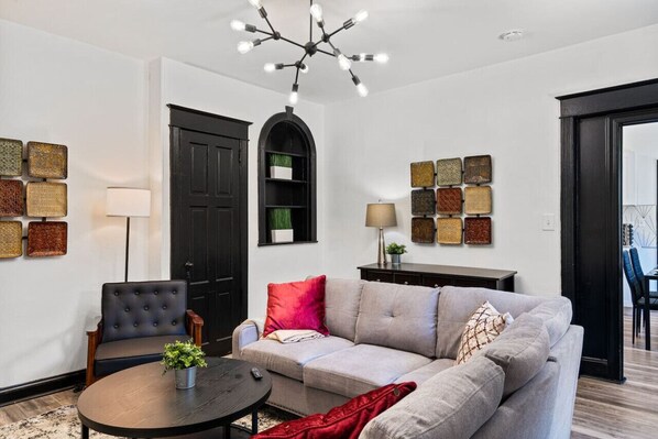 Smart TV, fireplace, offices - Modern 3BR Philadelphia Stay, Central Location & Free Parking (Philadelphia)