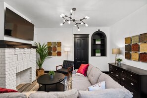 Smart TV, fireplace, offices - Modern 3BR Philadelphia Stay, Central Location & Free Parking (Philadelphia)