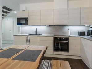 Fridge, microwave, dishwasher, cookware/dishes/utensils