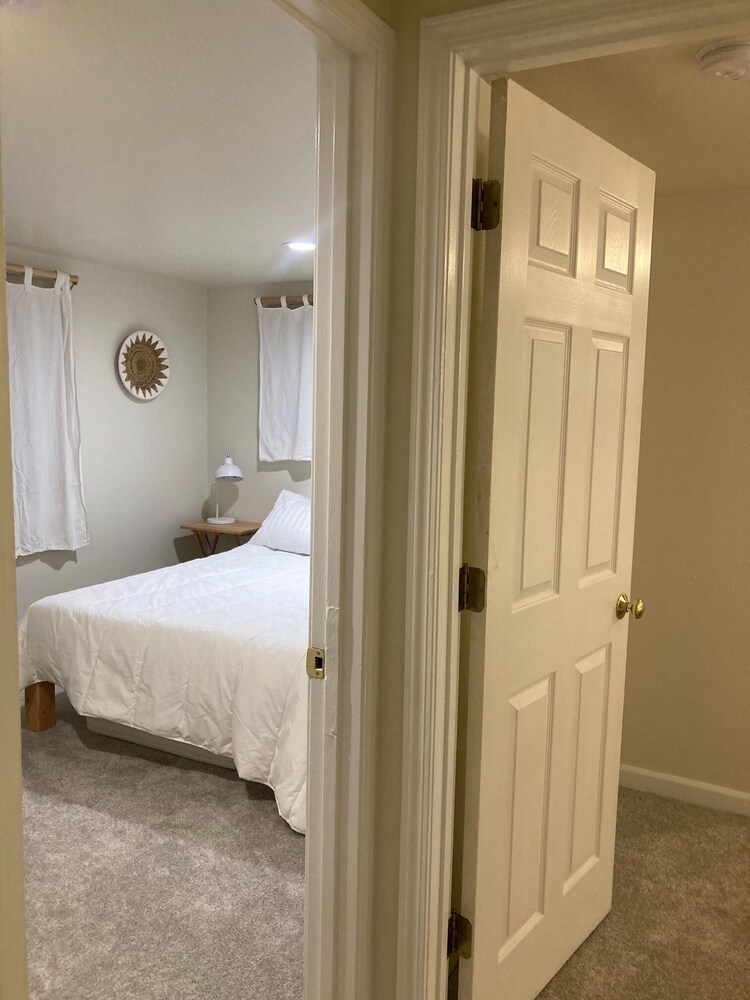 Relaxing 2 bedroom cottage across the street from beautiful Lake