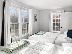 2 bedrooms, desk, iron/ironing board, WiFi