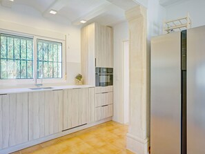 Kjøleskap, ovn, oppvaskmaskin og brødrister