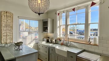 Fridge, oven, dishwasher, coffee/tea maker