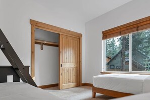 3 bedrooms, desk, iron/ironing board, WiFi