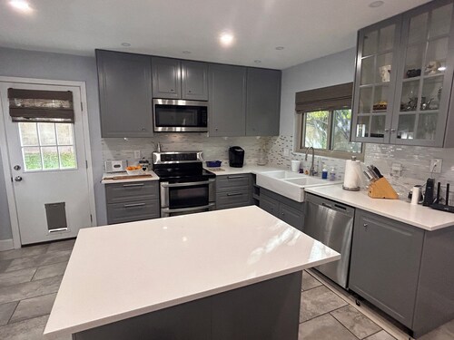 3 Bedroom Enchanting Retreat- Upscale neighborhood near shopping and dining.