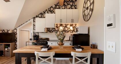 LG 1+1 Condo on Lakeshore - pool - walk to Lake