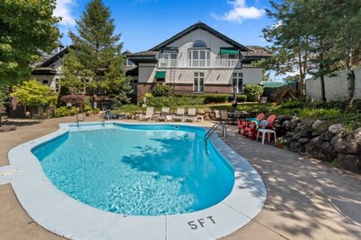 LG 1+1 Condo on Lakeshore - pool - walk to Lake