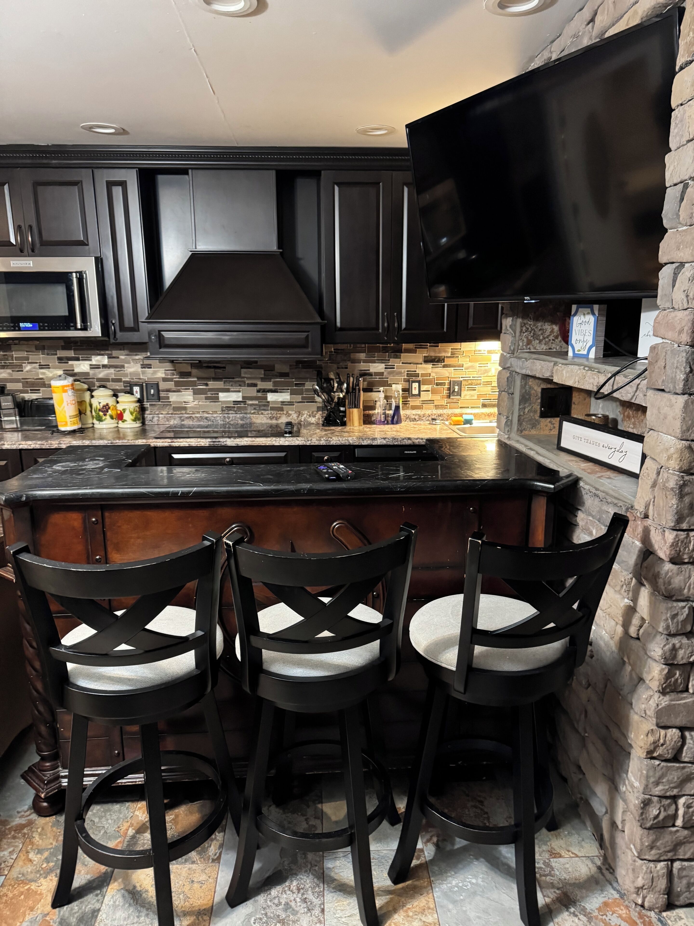 Réfrigérateur, micro-ondes, plaque de cuisson, cafetière/bouilloire