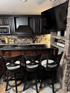 Réfrigérateur, micro-ondes, plaque de cuisson, cafetière/bouilloire