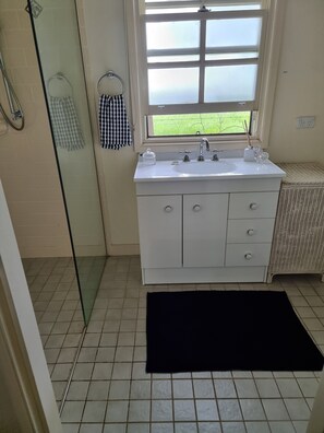 Een douche, een haardroger, handdoeken, zeep