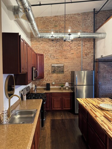 True Loft at Baggs Square-Walking distance to Wynn Hospital