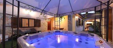 Outdoor spa tub