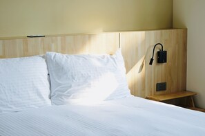 Basic Double Room | Premium bedding, down comforters, laptop workspace, free WiFi - WDbnb (Jincheng)