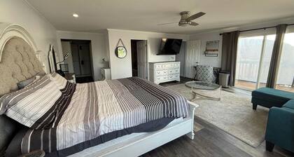 5BR Retreat w/ Salt Water Pool, Spa, Fire Pit &BBQ