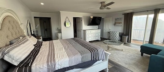 5BR Retreat w/ Salt Water Pool, Spa, Fire Pit &BBQ