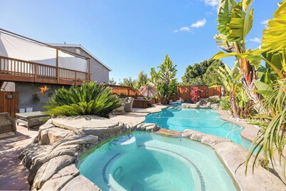 5BR Retreat w/ Salt Water Pool, Spa, Fire Pit &BBQ