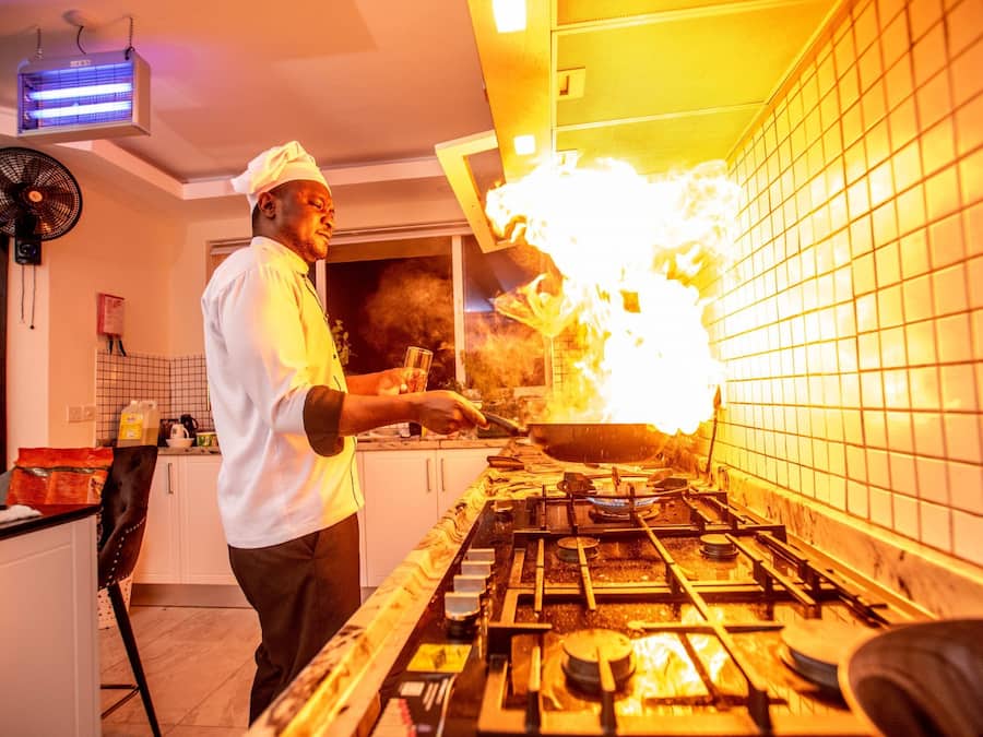 Micro-ondes, batterie de cuisine, vaisselle et ustensiles