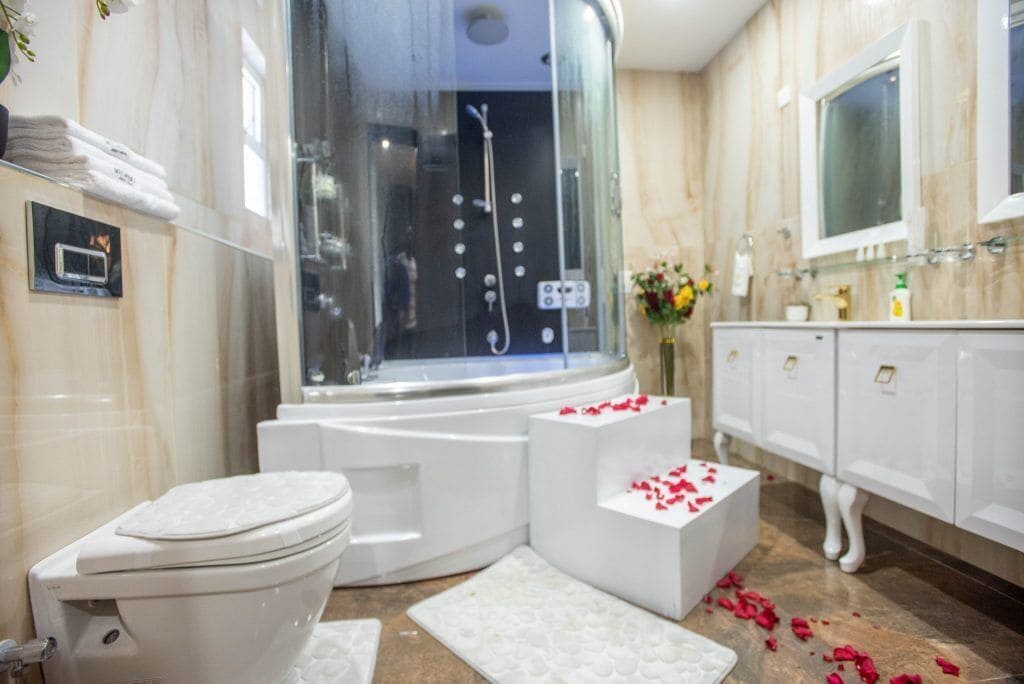 Executive Double Room | Bathroom | Shower, rainfall showerhead, free toiletries, bidet