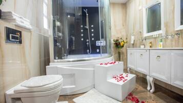 Executive Double Room | Bathroom | Shower, rainfall showerhead, free toiletries, bidet
