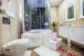 Executive tweepersoonskamer | Badkamer | Een douche, een regendouche, gratis toiletartikelen, een bidet