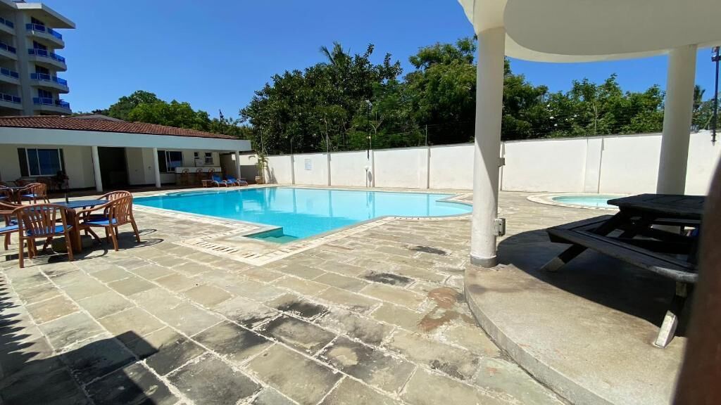 Una piscina al aire libre