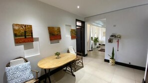 Een 24-inch smart-tv met satellietzenders