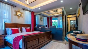 Een slaapkamer met een houten bed, een spiegel, een kaptafel en uitzicht op het landschap.