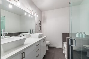 Sèche-cheveux, serviettes fournies