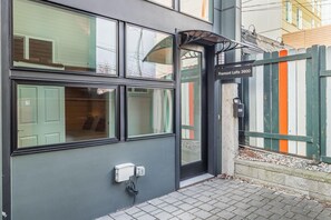 Exterior detail - Tasteful Fremont 2BR w/ Lots of Light, nr Canal Park, by Blueground (Seattle)