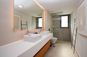 Regadera, secadora de cabello, toallas 