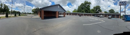 Exterior. Sky Inn Hotel