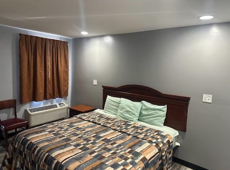 Decoración personalizada, muebles diferentes, escritorio y wifi gratis . Sky Inn Hotel