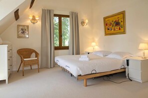 5 bedrooms, desk, iron/ironing board, WiFi