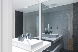 Een douche,  milieuvriendelijk toiletgerief, een haardroger, handdoeken