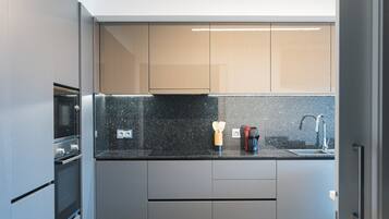 Refrigerador, microondas, horno y parrilla de estufa