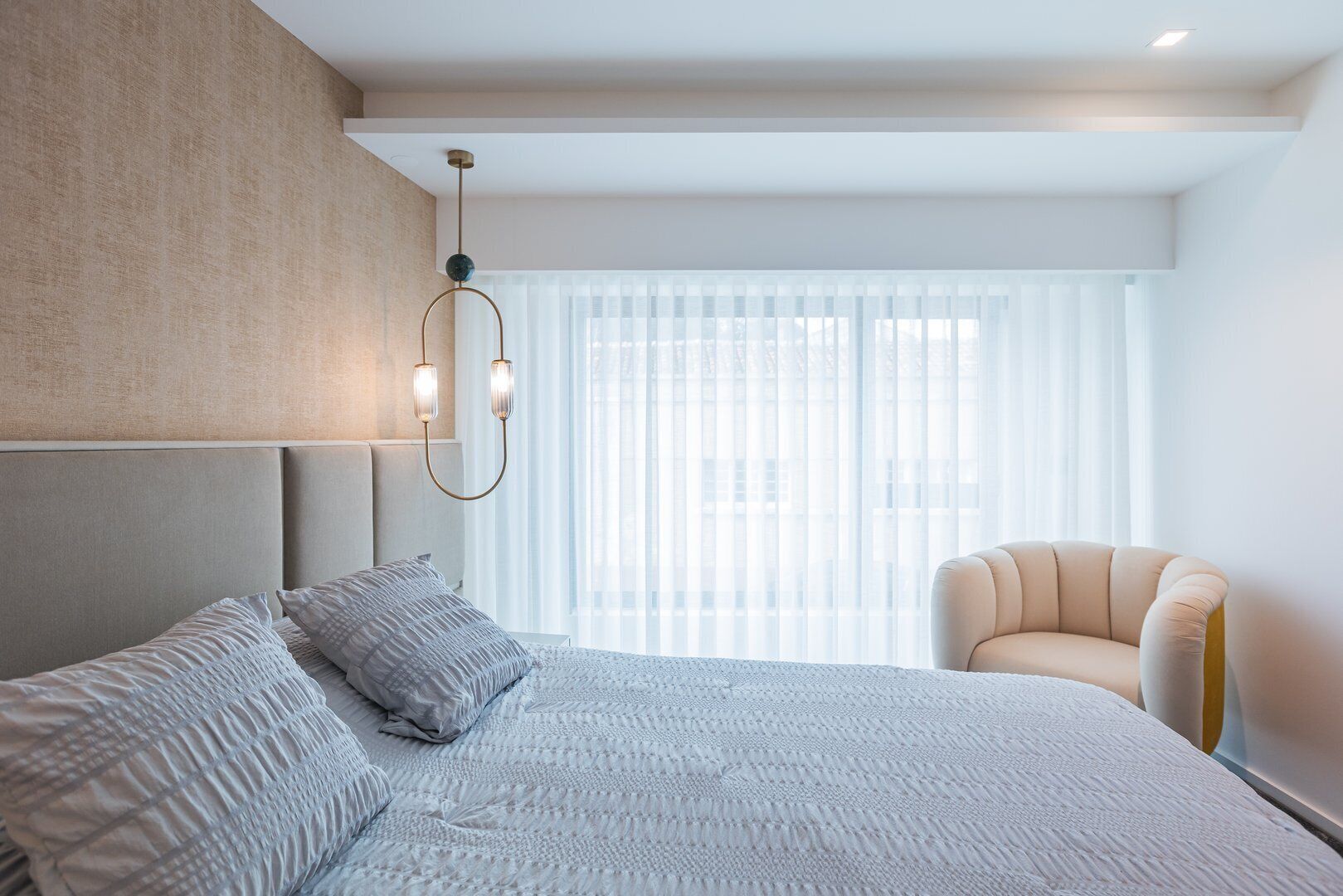 2 soverom, skrivebord, strykejern/-brett og internettilgang