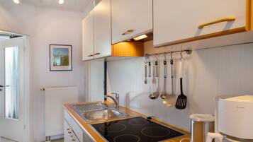 Fridge, oven, stovetop, coffee/tea maker