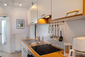 Fridge, oven, stovetop, coffee/tea maker - Holiday flat 'Möve ABA Apartment 44' with sea view, communal garden and WiFi (Rerik)