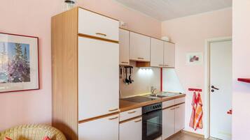 Fridge, oven, stovetop, coffee/tea maker