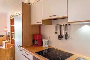 Frigorífic, forn, placa de cuina i cafetera i tetera