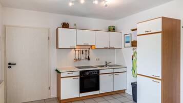 Kühlschrank, Ofen, Herdplatte, Wasserkocher mit Kaffee-/Teezubehör